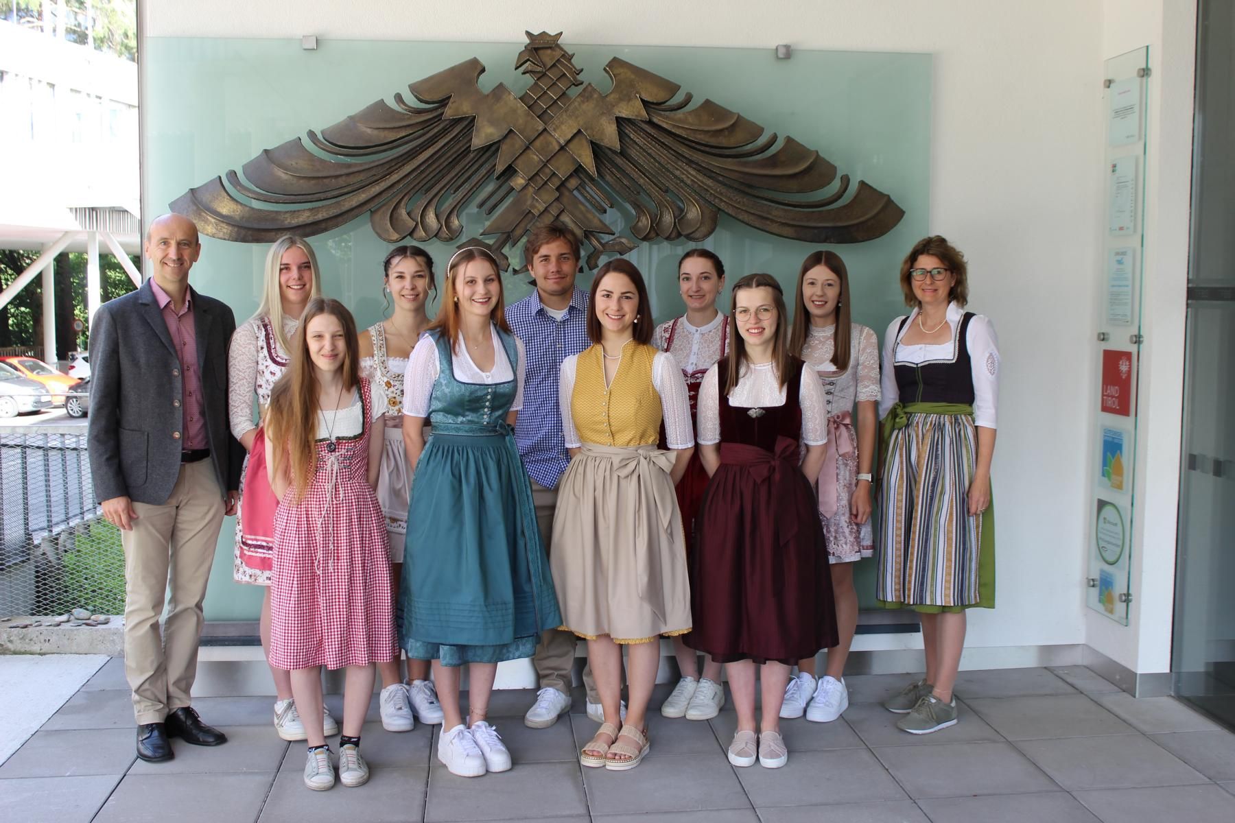 B&uuml;roklasse 1. Reihe v.l.: Anna Monz, Noemi Pirker, Sarah Kuchelmair, Sabrina Steidl, 2. Reihe v.l.: Direktor Klaus Oberegger, Nicole Berger, Magdalena Astner, Paul Moritz, Martina Annewandter, Lea Trojer, Klassenvorst&auml;ndin Karin SagmeisterFoto: TFBS Lienz