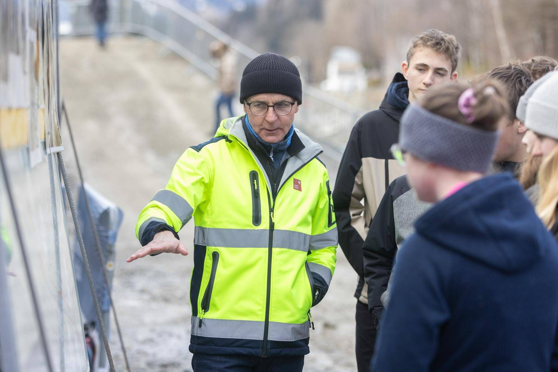 Seit Jahrzehnten pr&auml;gt Walter Hopfgartner das Gesicht vieler Gew&auml;sser im Bezirk. Er informierte &uuml;ber die wechselhafte Geschichte der Isel. Foto: Stadt Lienz/Lenzer