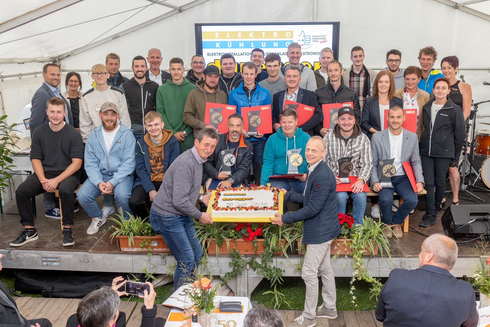 Die 27 MitarbeiterInnen bedankten sich mit einer Torte: Foto: Brunner Images
