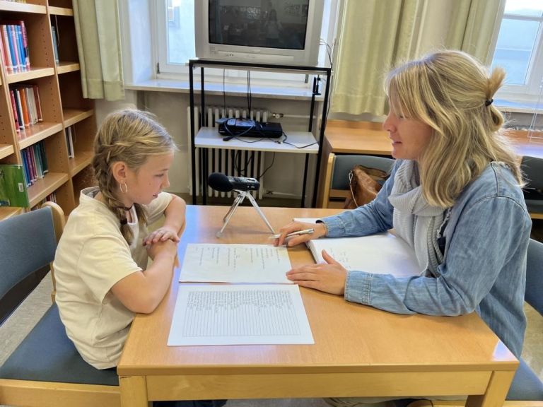 Junge Stimmen begleiten Trauernde am Friedhof