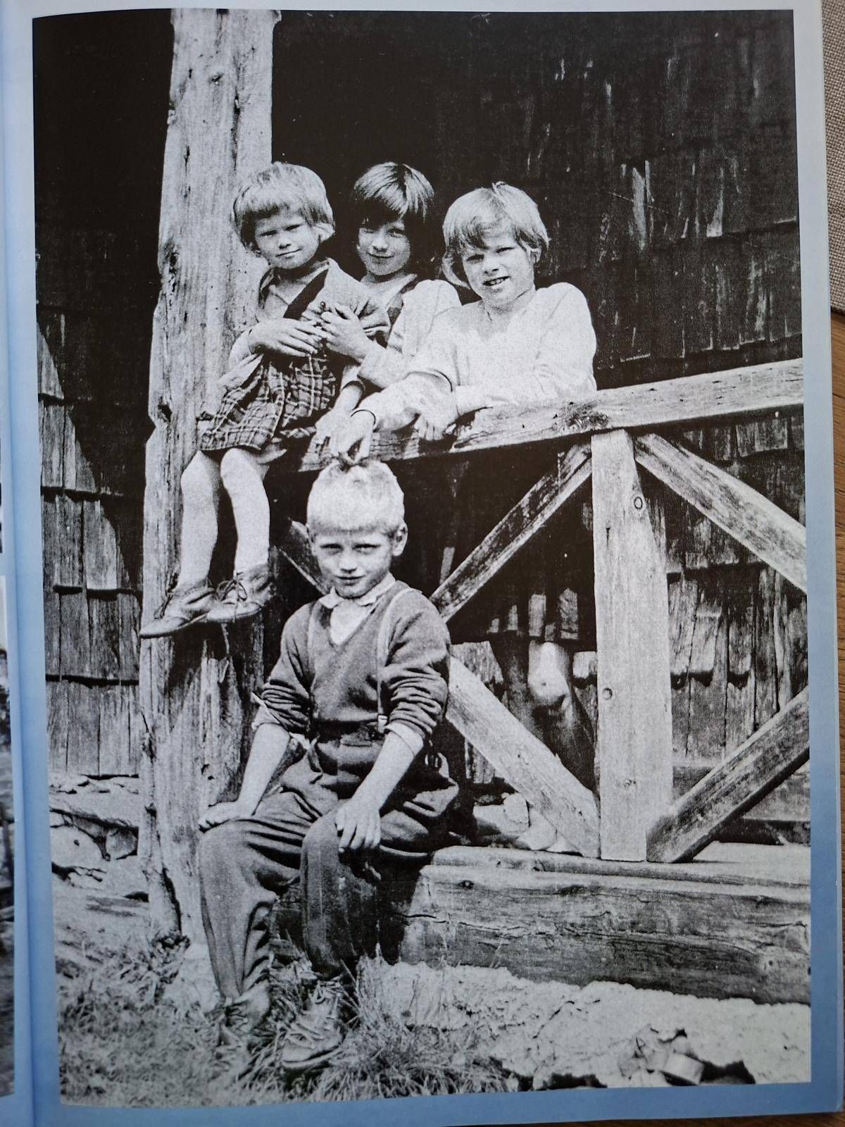 Maria Lobenwein (geb. Groger) mit ihren j&uuml;ngeren Geschwistern bei der Lienzer H&uuml;tte (Anfang 1960er Jahre). Foto: privat
