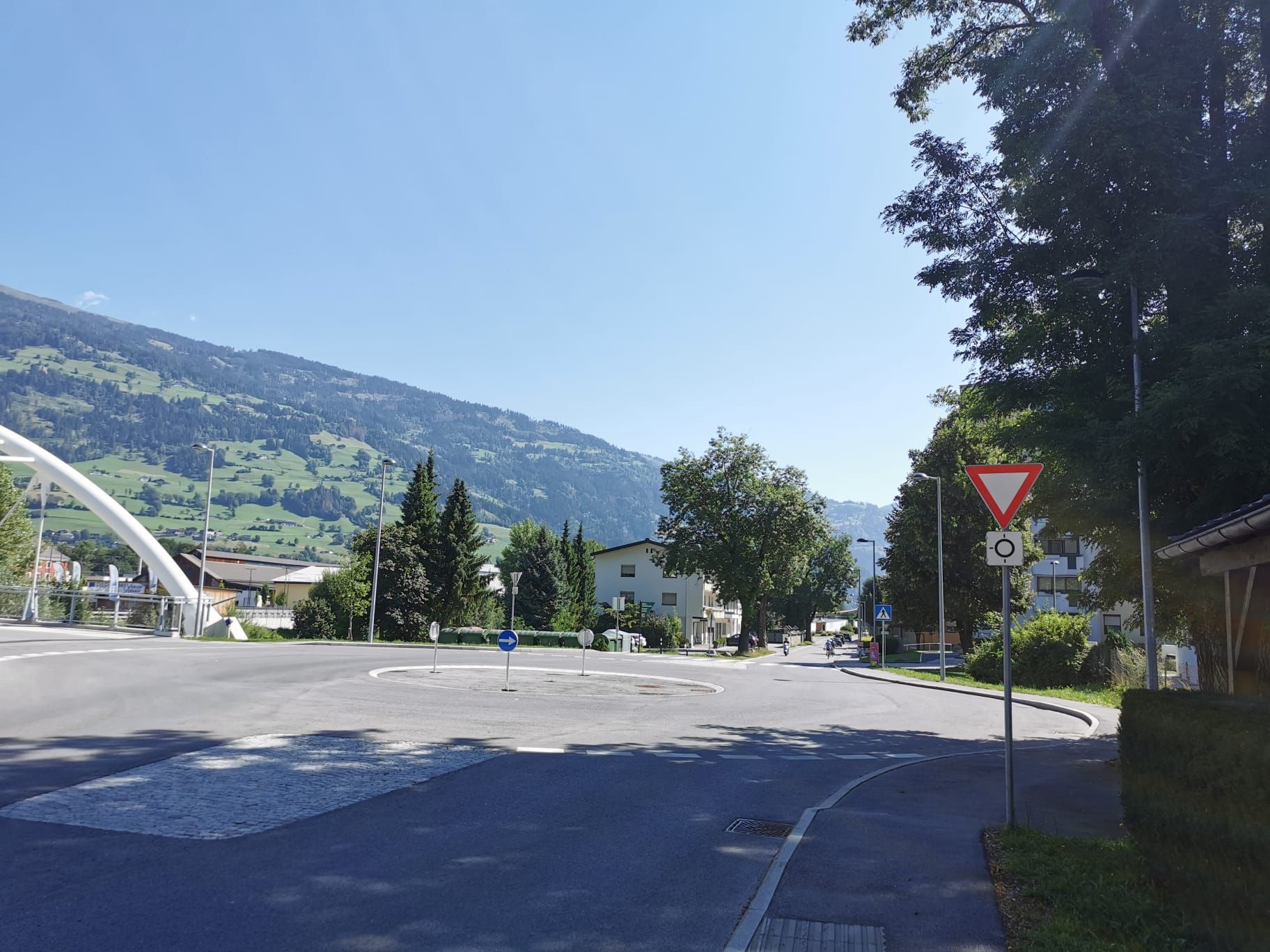Wer in den Kreisverkehr einf&auml;hrt, hat Nachrang. Foto: Artinger
