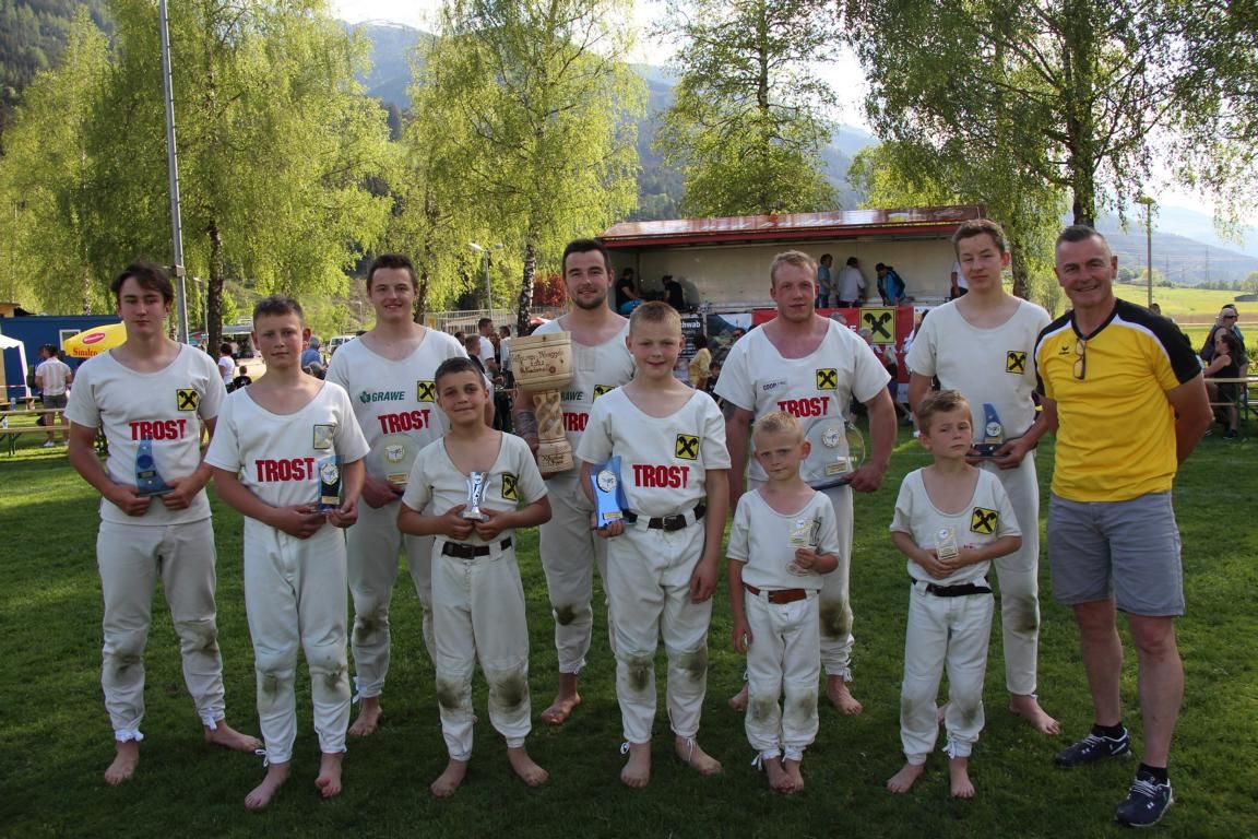Gewaltiger Mannschaftlicher Erfolg f&uuml;r die SU Raika Matrei: von links: Finn Rowain, Matth&auml;us Gander, Kevin Holzer, Michael Mariner, Philip Holzer, Gabriel Mariner, Chrysanth Gander, Lukas Mattersberger, Liam Rowain, Jakob Stemberger und Cheftrainer Franz