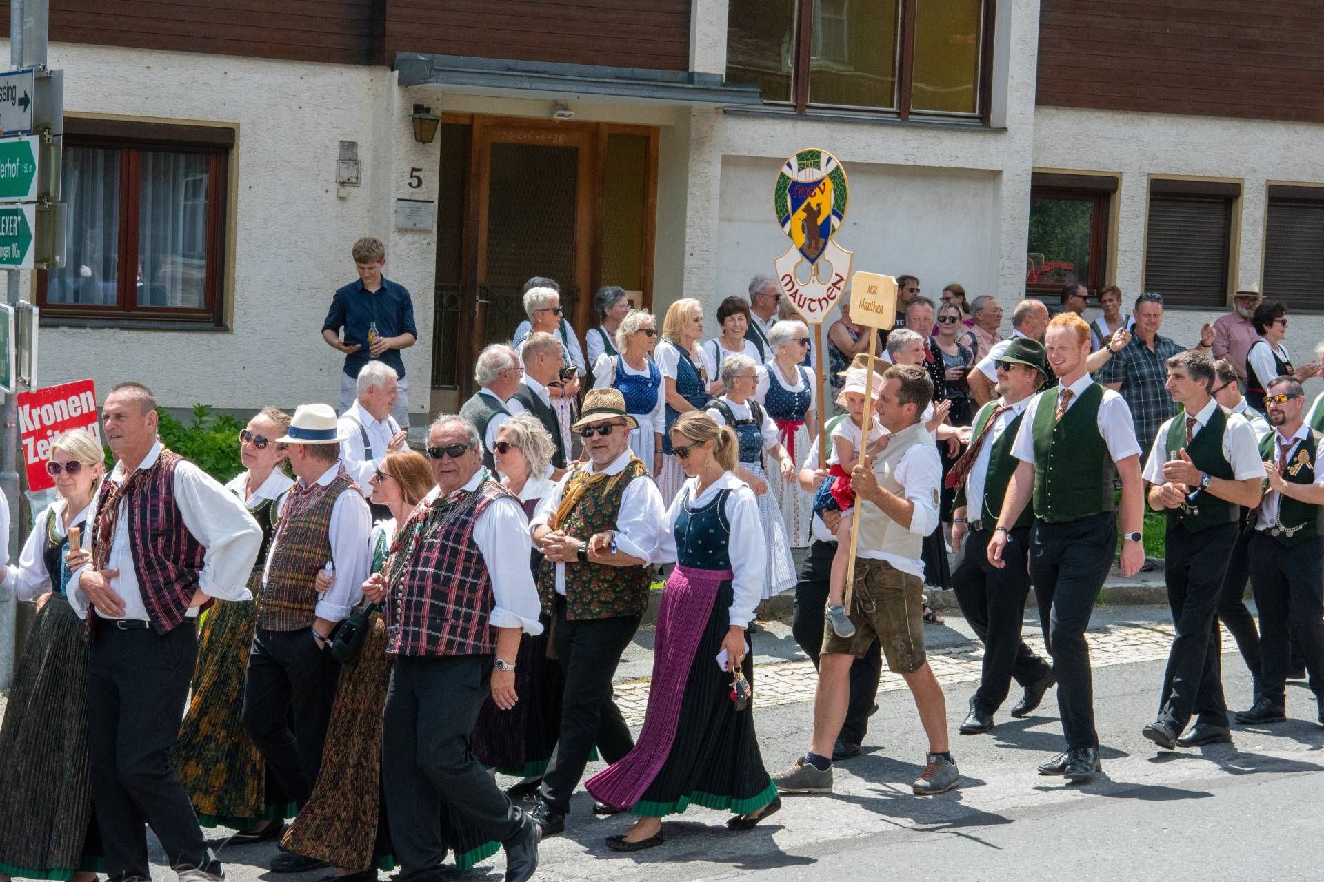 Stimmungsvoll pr&auml;sentierte sich auch das Platzlsingen nach dem Festzug. 22 Ch&ouml;re verteilten sich im gesamten Dorf, erf&uuml;llten die Pl&auml;tze mit ihren Liedern und die Liesinger sorgten mit gro&szlig;er Gastfreundschaft f&uuml;r die Bewirtung der engagierten S&auml;ngerinnen und S&auml;nger.