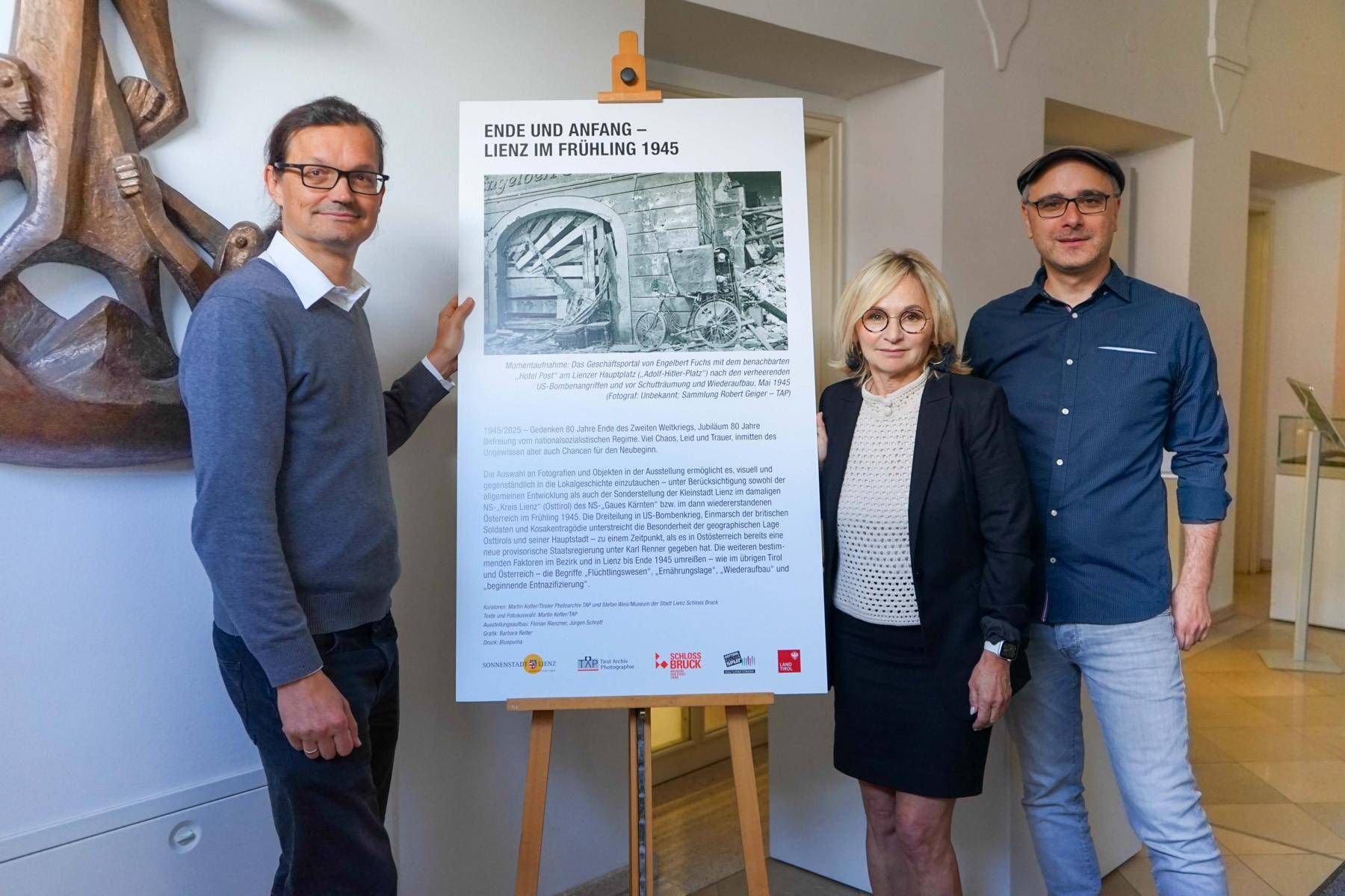 Ausstellung Foyer Liebburg 2025 - Foto (vl:) Martin Kofler vom Tiroler Photoarchiv TAP, Lienzer BGMin Elisabeth Blanik und Stefan Weis vom Museum Schloss Bruck Foto: Stadt Lienz