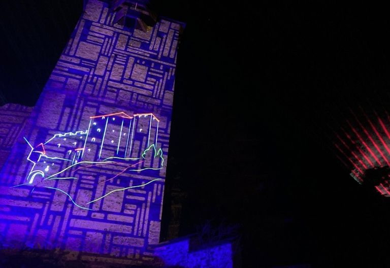 Lasershow zeichnet Geschichte der Burg Heinfels nach
