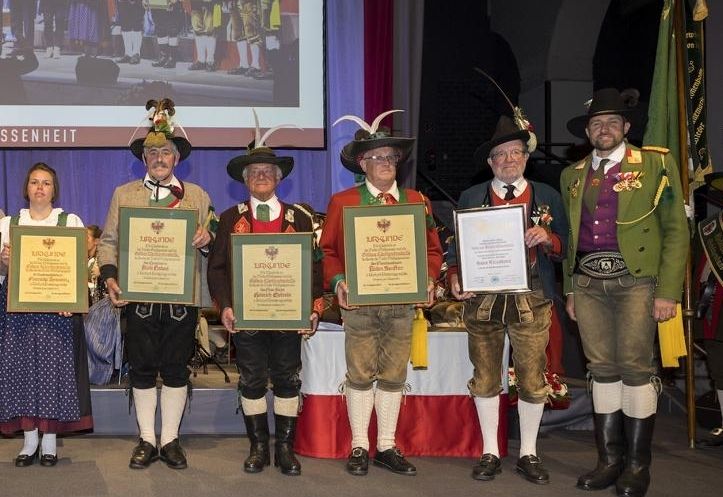 Auszeichnung f&uuml;r Sillianer Ehren-Sch&uuml;tzenhauptmann Senfter