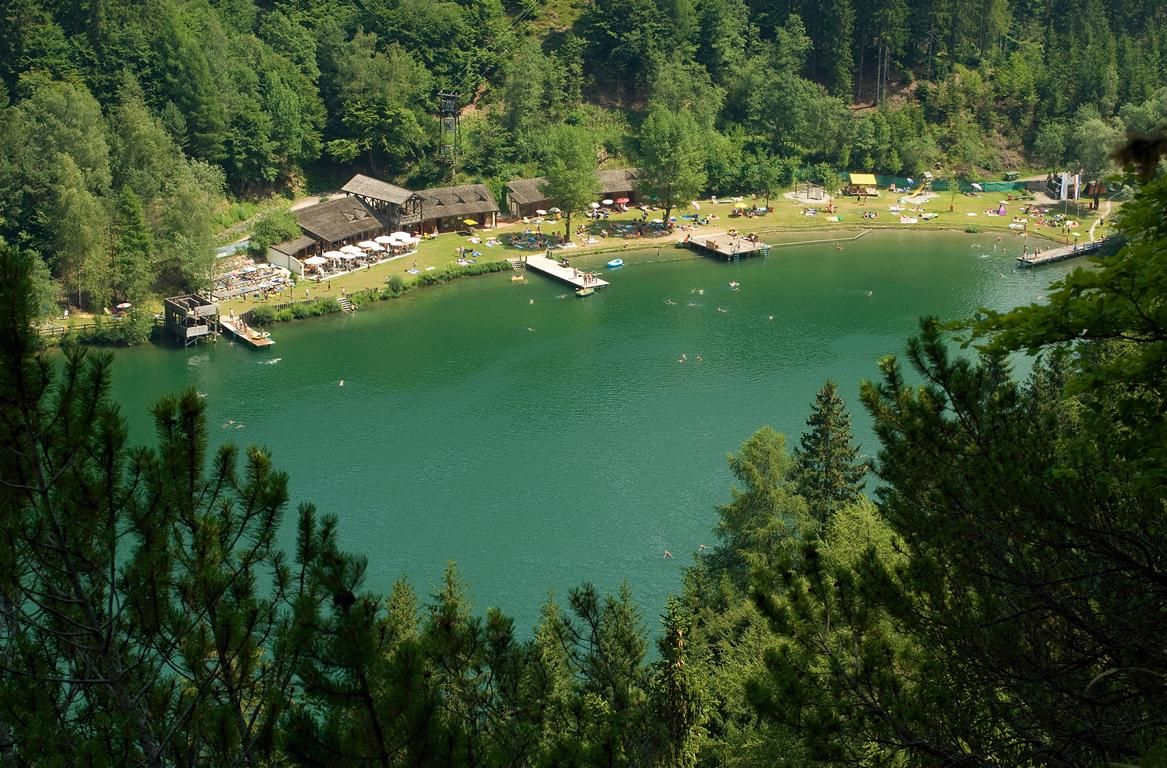 Der wundersch&ouml;ne Tristacher See von oben. (c) Profer & Partner