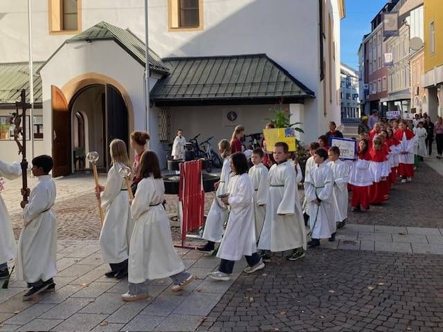 Ein buntes Bild bot auch der gemeinsame Einzug zum Abschlussgottesdienst in der Klosterkirche St. Marien. Foto: Stangl