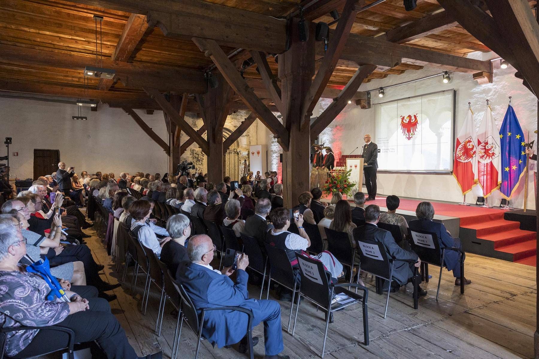 Die Ehrung hat im Rittersaal von Schloss Tirol stattgefunden. Foto: Land Tirol/Sedlak