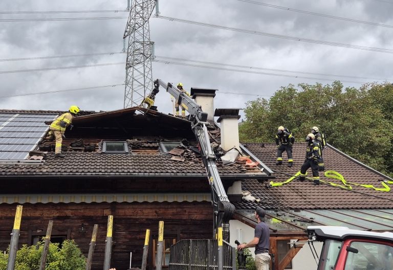 Dachstuhlbrand bei Naturbrennerei Kuenz in D&ouml;lsach