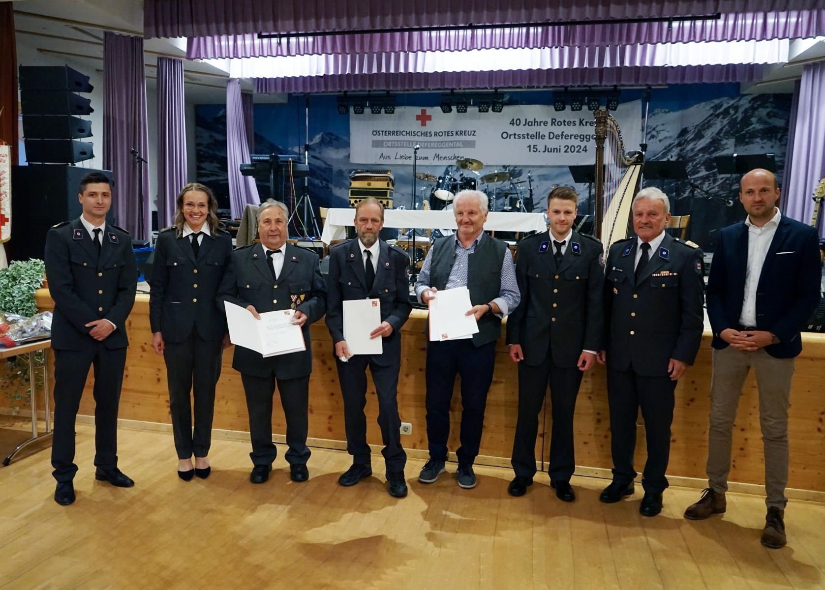 Die geehrten Mitglieder (40-j&auml;hrige T&auml;tigkeit im Roten Kreuz) .v.l. Bezirksgesch&auml;ftsf&uuml;hrer Alexander Perry, Ortsstellenleiterin Valentina Erlsbacher, Ernst Schett, Martin Erlsbacher, Oswald Grimm, Ortsstellenleiter-Stellvertreter Marzell Veiter, Vizepr&auml;si