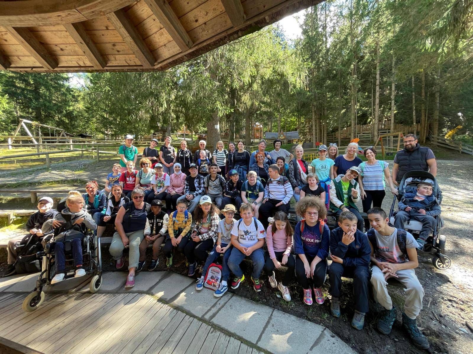 Alle Sch&uuml;lerinnen und Sch&uuml;ler der Sonderschulen Lienz und Sillian 
mit ihren Lehrpersonen und Betreuerinnen im Sillianer Wichtelpark