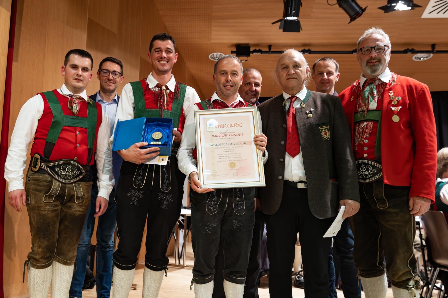 H&ouml;chste Punktezahl f&uuml;r MK Innervillgraten. Hohes Lob f&uuml;r erfolgreiche Leistungsschau gab es von Jury und LandesKPM Rudi Pascher: Foto: Au&szlig;erlechner