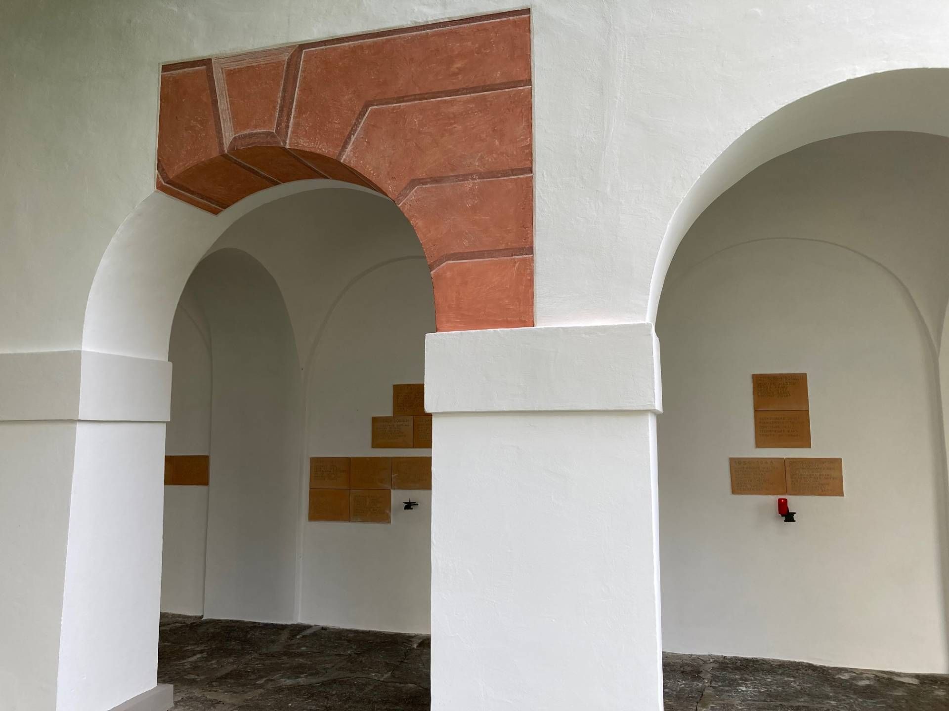 Wieder hergestelltes Detail eines urspr&uuml;nglichen Arkadengrabes. Foto: Stangl