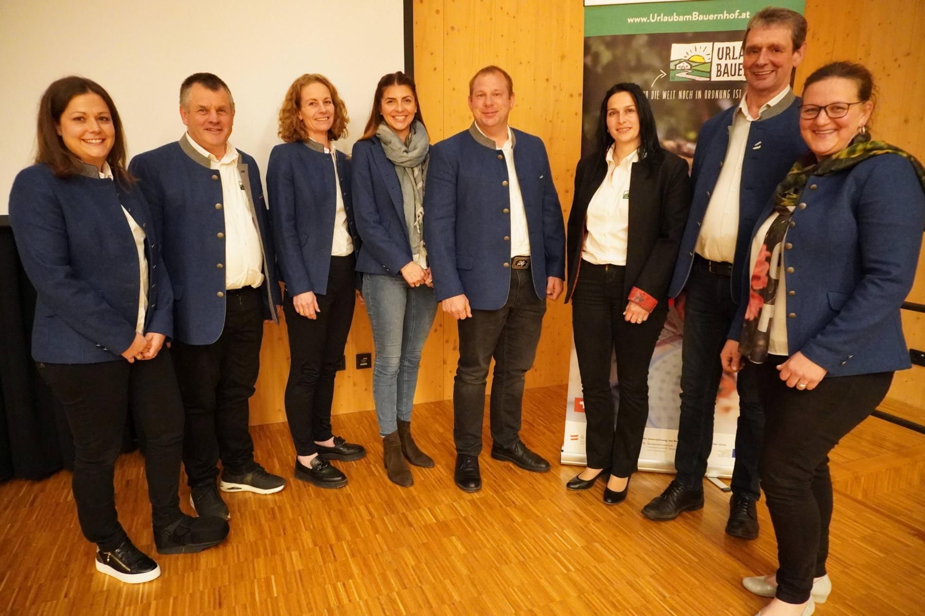 Vorstand "Urlaub am Bauernhof Osttirol" mit Landes-GF und Landes- und Bundesobmann v.l. Olivia Berger, Innerkienzerhof, Obmann Stellvertereterin Sepp Senfter, Obmann Elisabeth Ladinig, Bezirks-GF Astrid Rollinger, MBA, Landes-GF Andreas Grimm, Plonerhof,