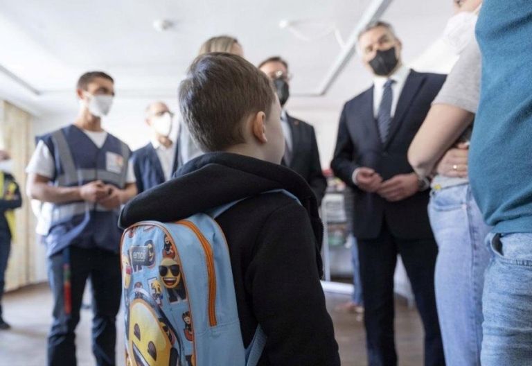 Nehammer besucht Ankunftszentrum in Innsbruck