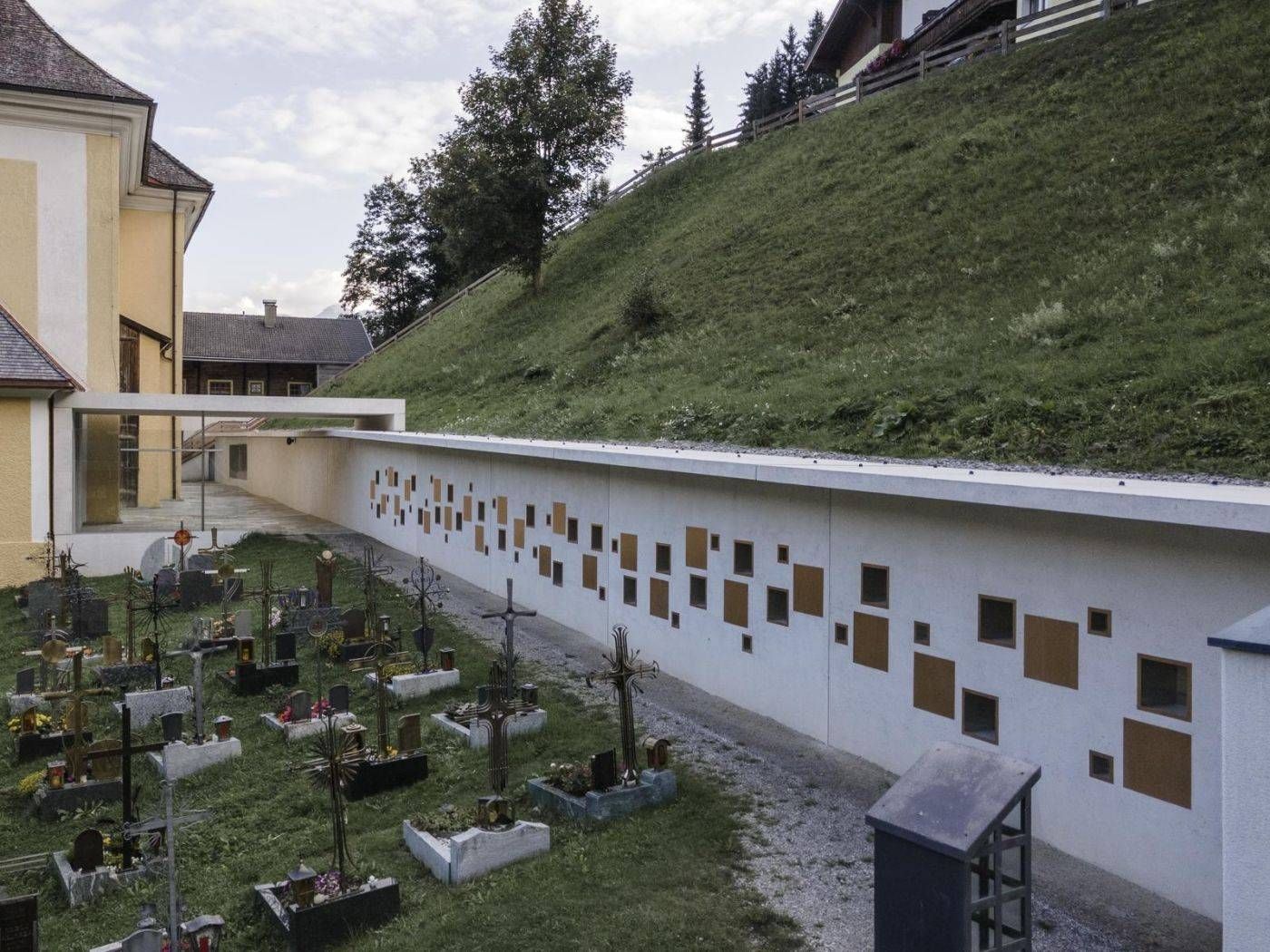 Auch ein Bild des Urnenfriedhofs in Au&szlig;ervillgraten ist bei der Open-Air-Ausstellung am Johannesplatz zu sehen. Foto: Christof Gaggl