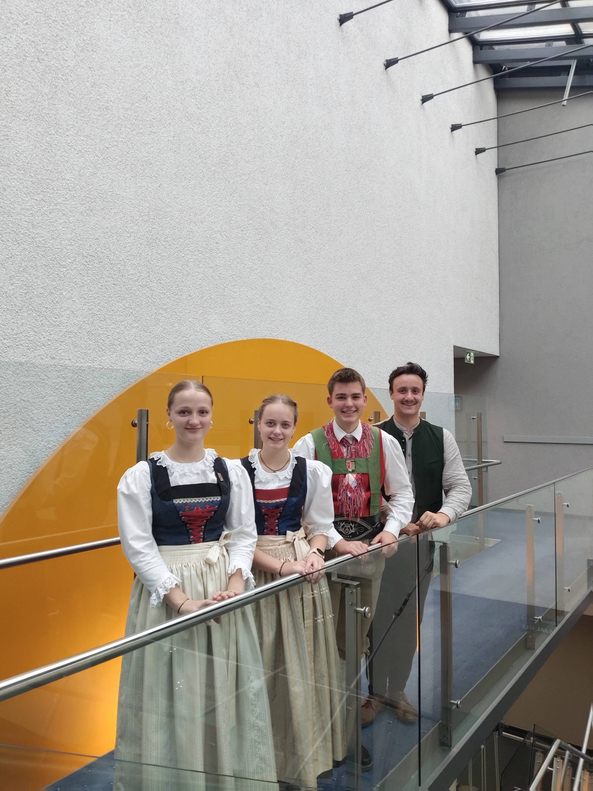 Das Trio NordOst ist eine Gruppe des Tiroler Landeskonservatoriums. Mit dabei Klara Fischler aus Absam, Stefanie Erler aus Volders und Luis Lanzinger aus Thurn. Am Bild mit Lehrer Elias Mader aus Pflersch. (v.l.) Auch ihnen ging es "ausgezeichnet".