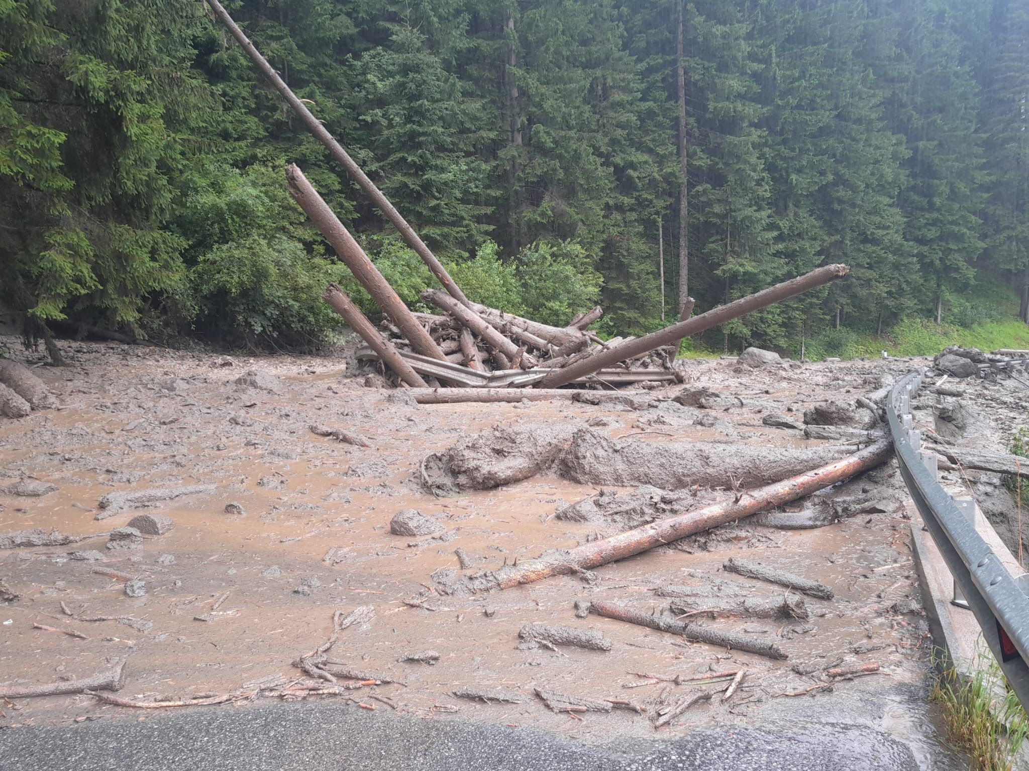 Die Aufr&auml;umarbeiten laufen, die Dauer der Sperre ist noch nicht absehbar. Foto: Gemeinde Au&szlig;ervillgraten