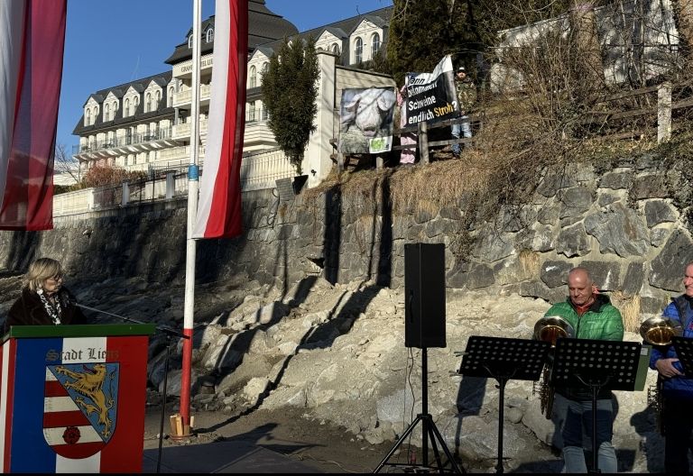 Tiersch&uuml;tzer mit Protestaktion beim Isel-Spatenstich