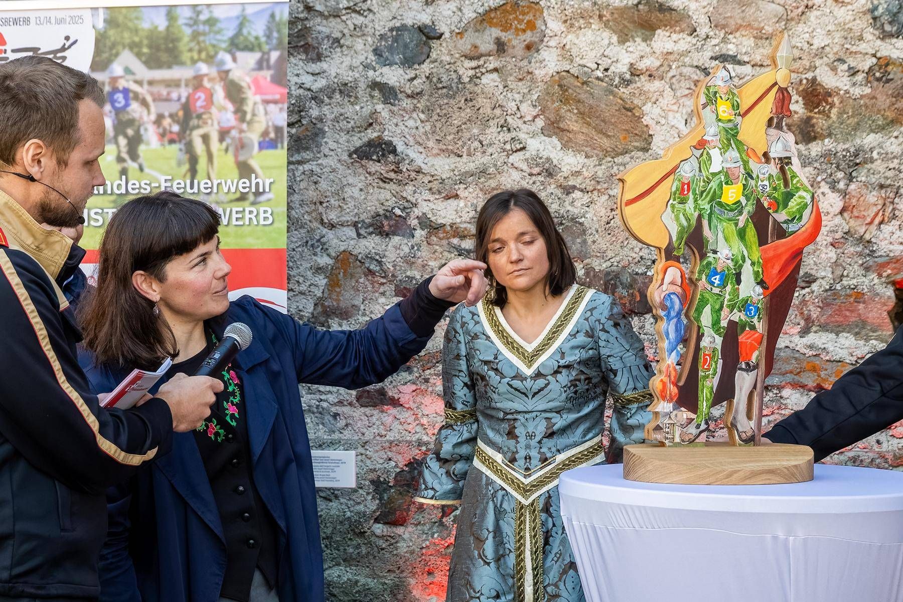 K&uuml;nstlerin Ilona Rainer-Pranter bei der Vorstellung der von ihr gestalteten Siegestroph&auml;e. Foto: Toni Au&szlig;erlechner