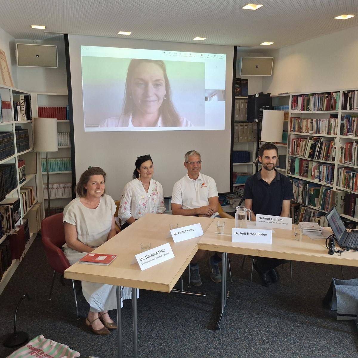 Hinten: Stefanie Blase, Obfrau des Vereins "Smartphonefreie Kindheit &Ouml;sterreich". Vorne (vlnr.): Barbara Mair, Mitinitiatorin Regionalgruppe Osttirol, Anita Granig, Kinder- und Jugendpsychotherapeutin, Dr. Veit Kr&ouml;sslhuber, Kinderarzt, und Helmut Beham, Mitinitiator. Foto: Egger