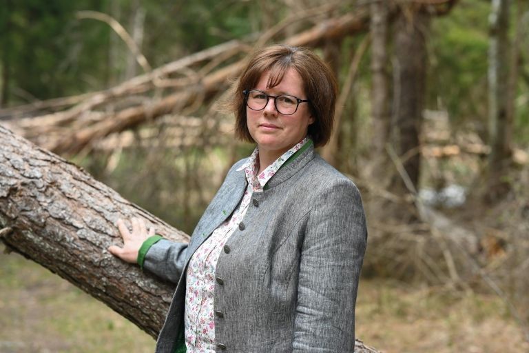 Brigitte Amort protestiert gegen Grundenteignung in Matrei