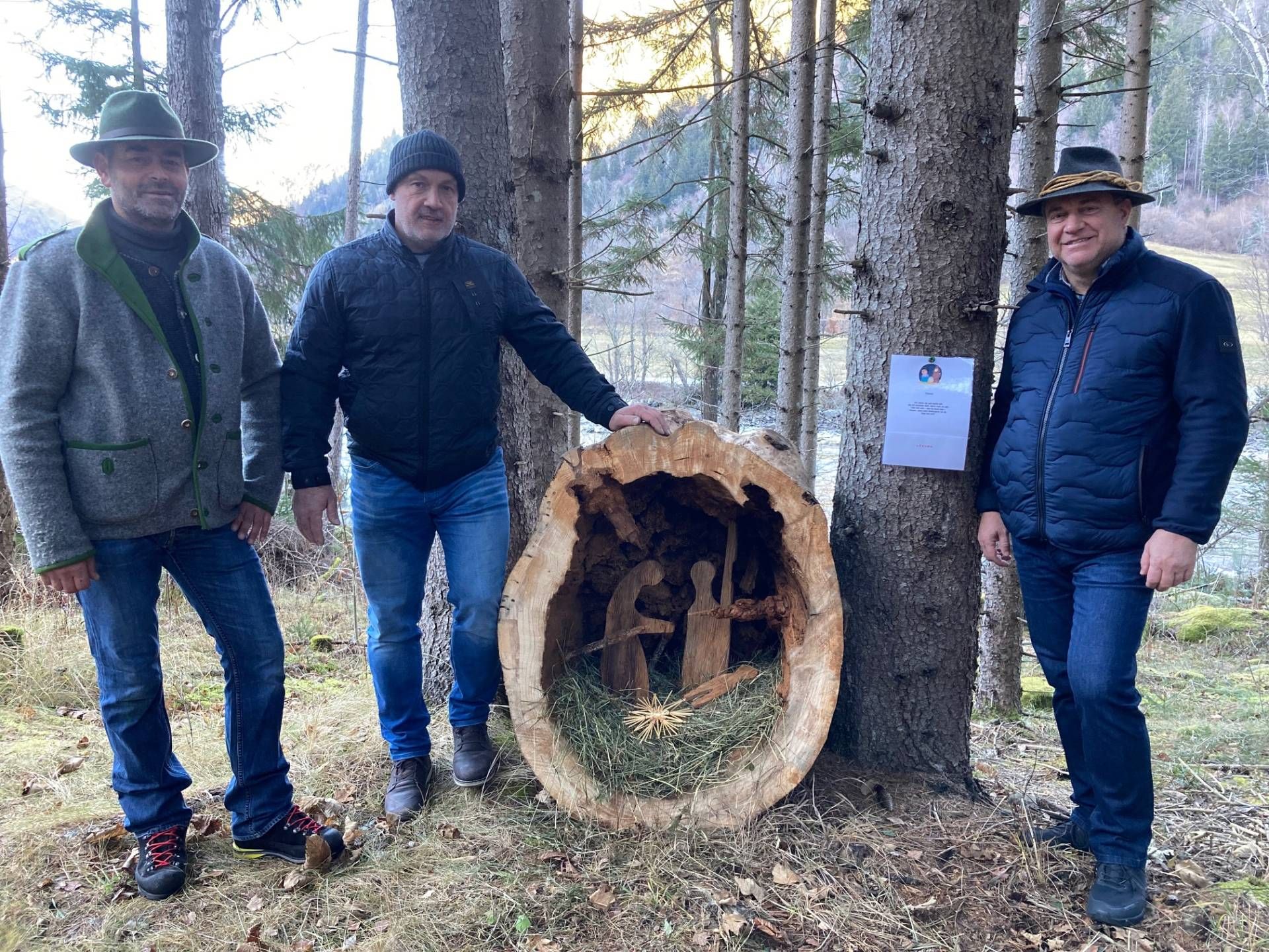 vl: Kulturausschuss-Obmann Karl Fuetsch, B&uuml;rgermeister Franz Gollner, Gemeindevorstand Alois Holzer. Foto: Stangl