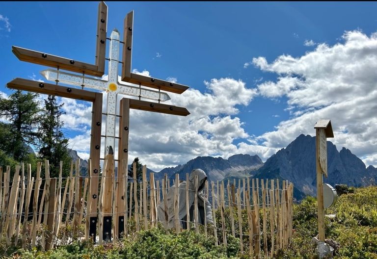 Der Rauchkofel erhielt Gipfelkreuz und W&auml;chter
