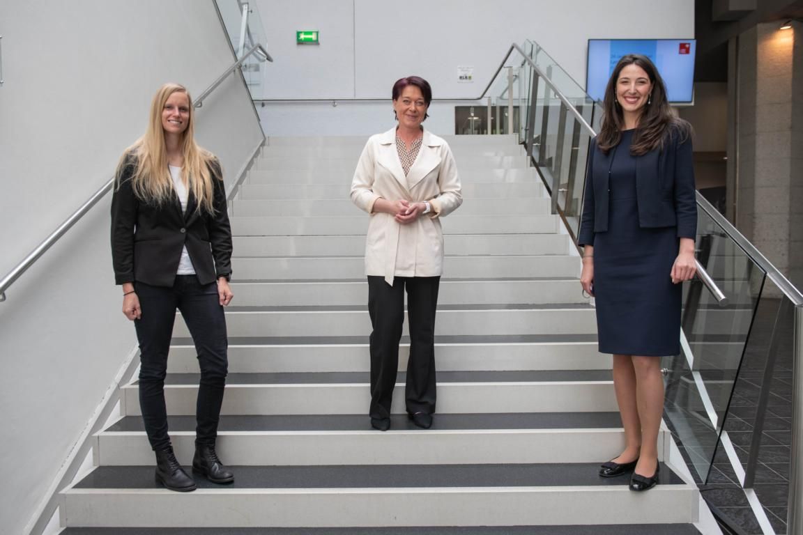 Das neue Landtagspr&auml;sidium: Pr&auml;sidentin Sonja Ledl-Rossmann (Mitte) mit ihren beiden Stellvertreterinnen Stephanie Jicha (li.) und der neu gew&auml;hlten Sophia Kircher. Foto: Tiroler Landtag/Berger