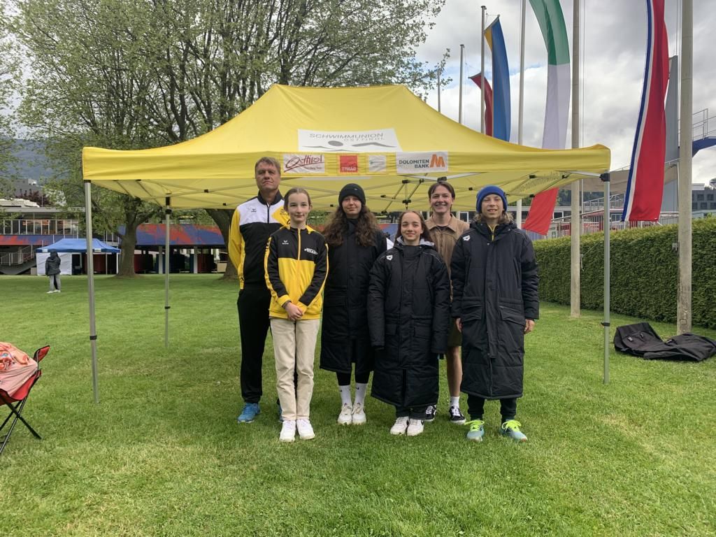 Schwimmer:innen der Schwimmunion Osttirol nach dem ersten Wettkampftag. v.li Trainer Pepi Mair, Linda Beiten, Lena Panzl, Anna Nemmert, Daniel P&ouml;llinger und Julius Luneschnig. Foto: SU Osttirol