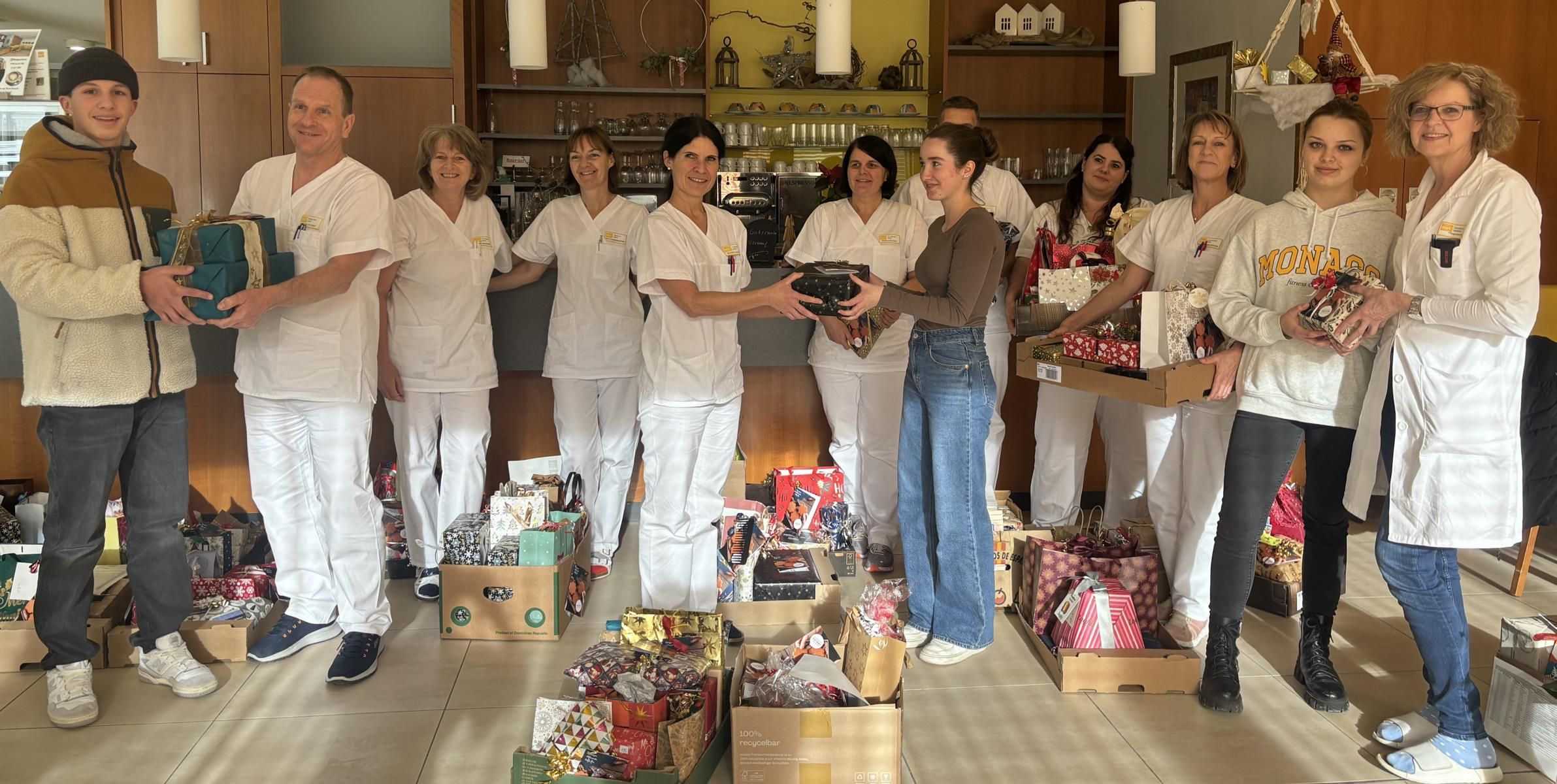 Personal mit Pflegedienstleitung Daniela Meier des WPH Lienz und Sch&uuml;ler:innen der Fachschule f&uuml;r wirtschaftliche Berufe der Dominikanerinnen bei der Geschenke&uuml;bergabe. Foto: Regionsmanagement Osttirol FWZ