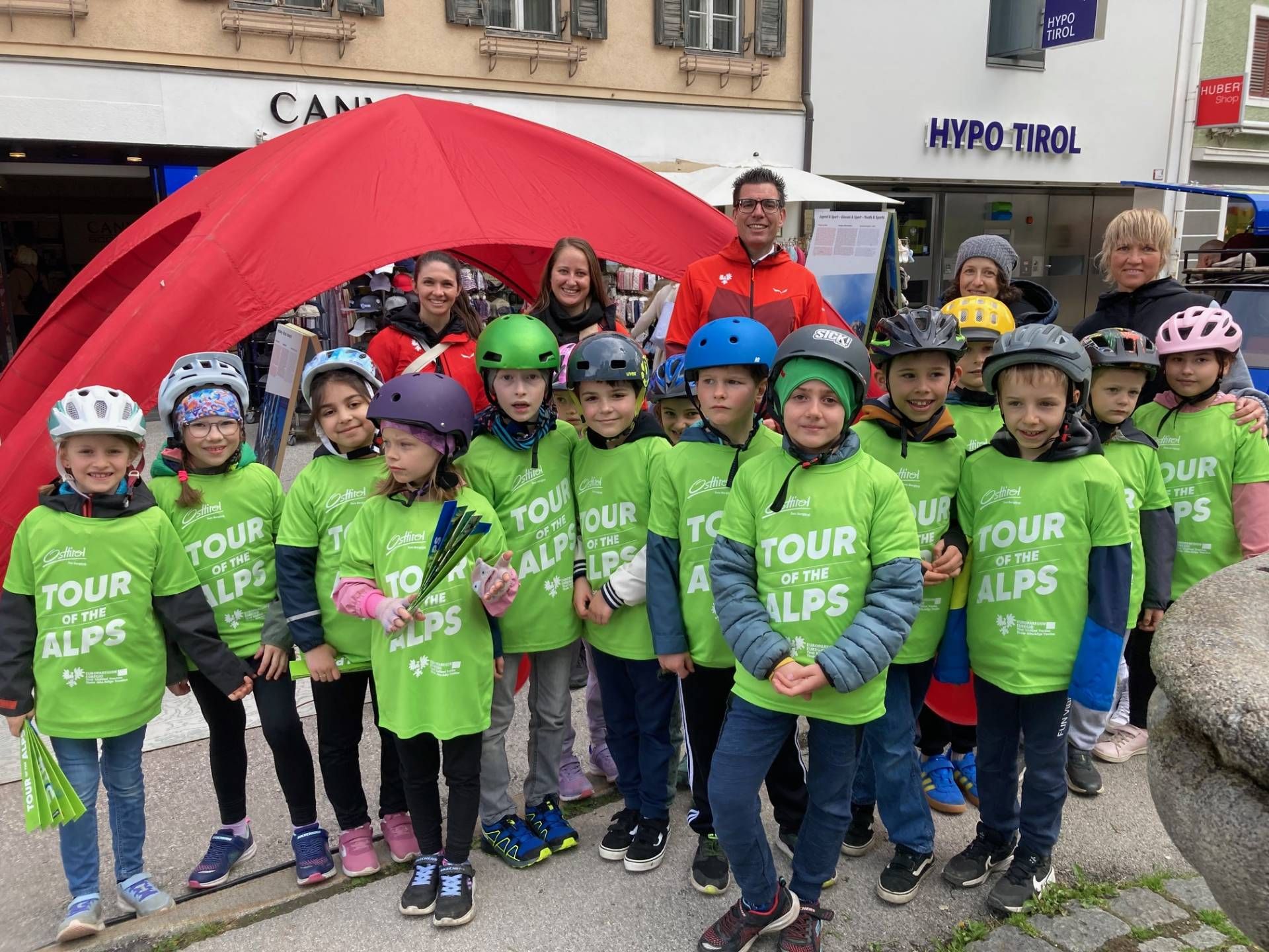Auch die VS Lienz Nord sorgte beim tour-of-the-Alps-Finale in Lienz f&uuml;r einen bunten Auftritt. Hier im Bild mit der Vertetern der Euregio. Foto: Stangl