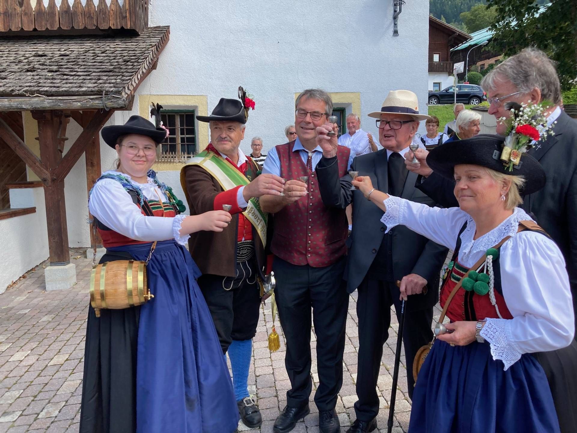 Ein Prost auf den Jubilar. Foto: Stangl