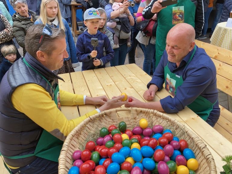 Gute Stimmung beim Ostereierpecken am Stadtmarkt
