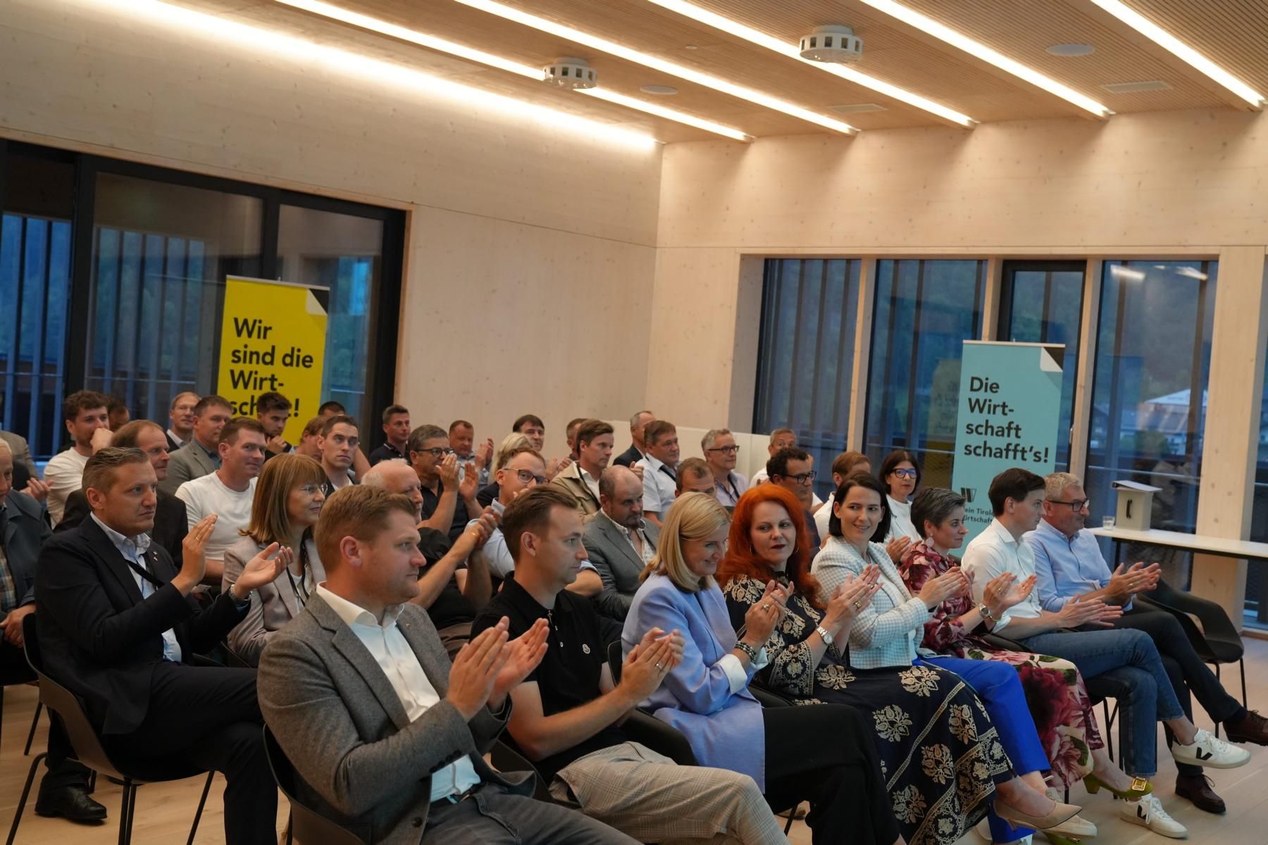 Die G&auml;ste der Bezirksgruppenhauptversammlung der Bezirksgruppe Lienz bei der Br&uuml;der Theurl GmbH  Foto: Tiroler Wirtschaftsbund