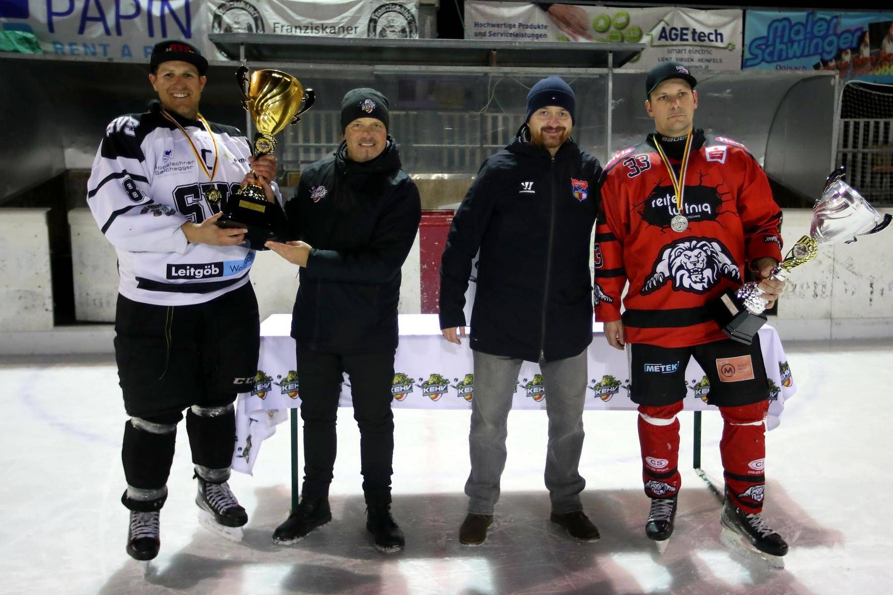 Pokal&uuml;bergabe an Meister und Vize-Meister. Foto: MOWE