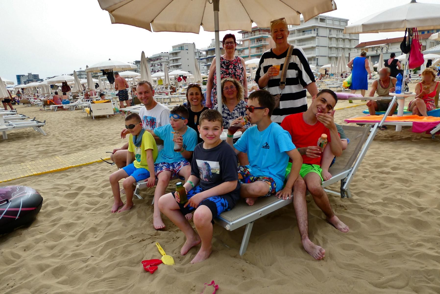 Jausenpause am Strand von Jesolo (v. l. n. r.): Valentin, Magnus, Luis, David, Andre und Manuel mit den Begleitpersonen Markus, Gertraud, Christine, Gabi und Monika. Foto:  ASO Sillian