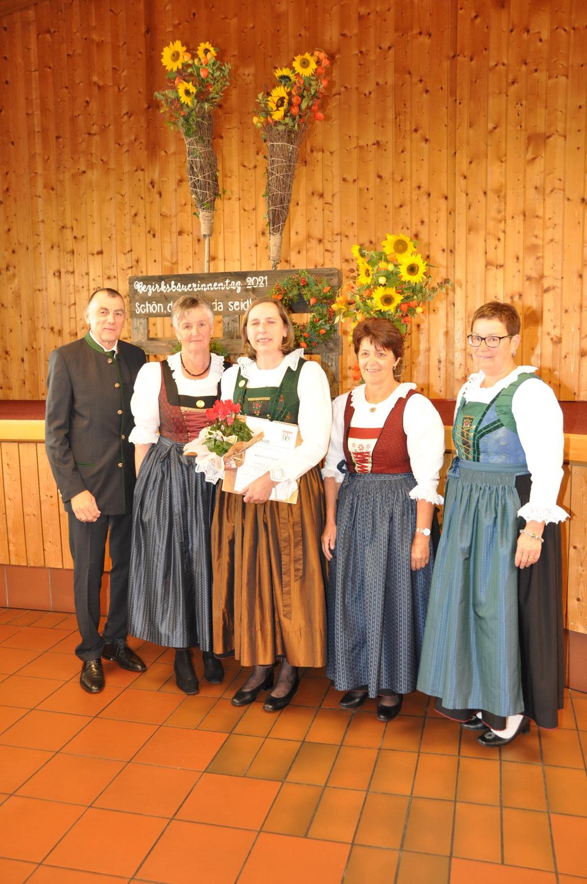 Die goldene Ehrenbrosche hat die ehemalige Amlacher Ortsb&auml;uerin Monika Unterluggauer erhalten. Foto: Georg Steidl