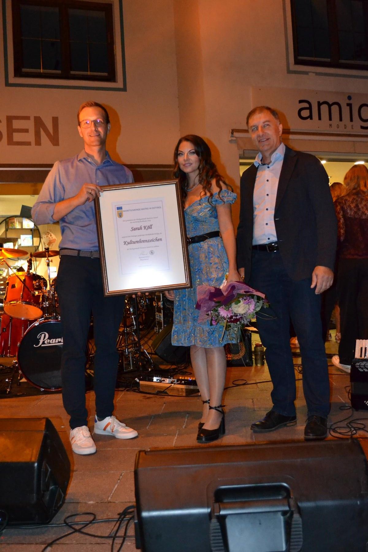 v.l.n.r.: Kulturreferent GR Michael Riepler, Sarah K&ouml;ll, B&uuml;rgermeister Raimund Steiner Fotonachweis: Marktgemeinde Matrei in Osttirol