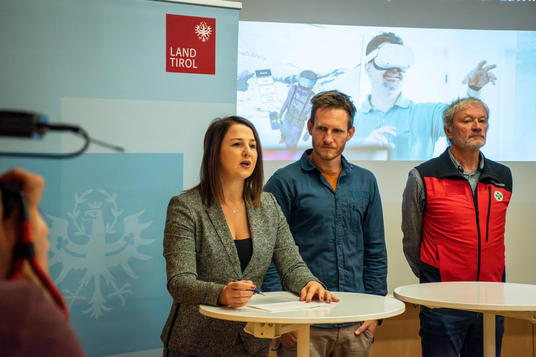 Die Pr&auml;sentation des Trainingssimulators "Notfall Lawine VR": v.li.: LRin Astrid Mair, Norbert Lanzanasto vom Lawinenwarndienstes des Landes Tirol und Hermann Spiegl, Landesleiter der Bergrettung Tirol, Foto: Land Tirol/P&ouml;lzl