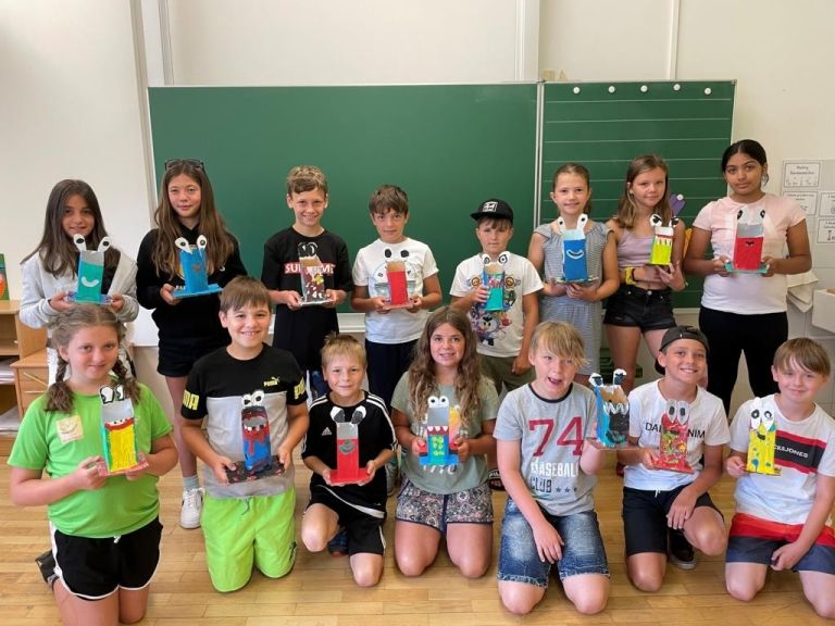 Debanter Volkssch&uuml;lerInnen basteln M&uuml;llmonster