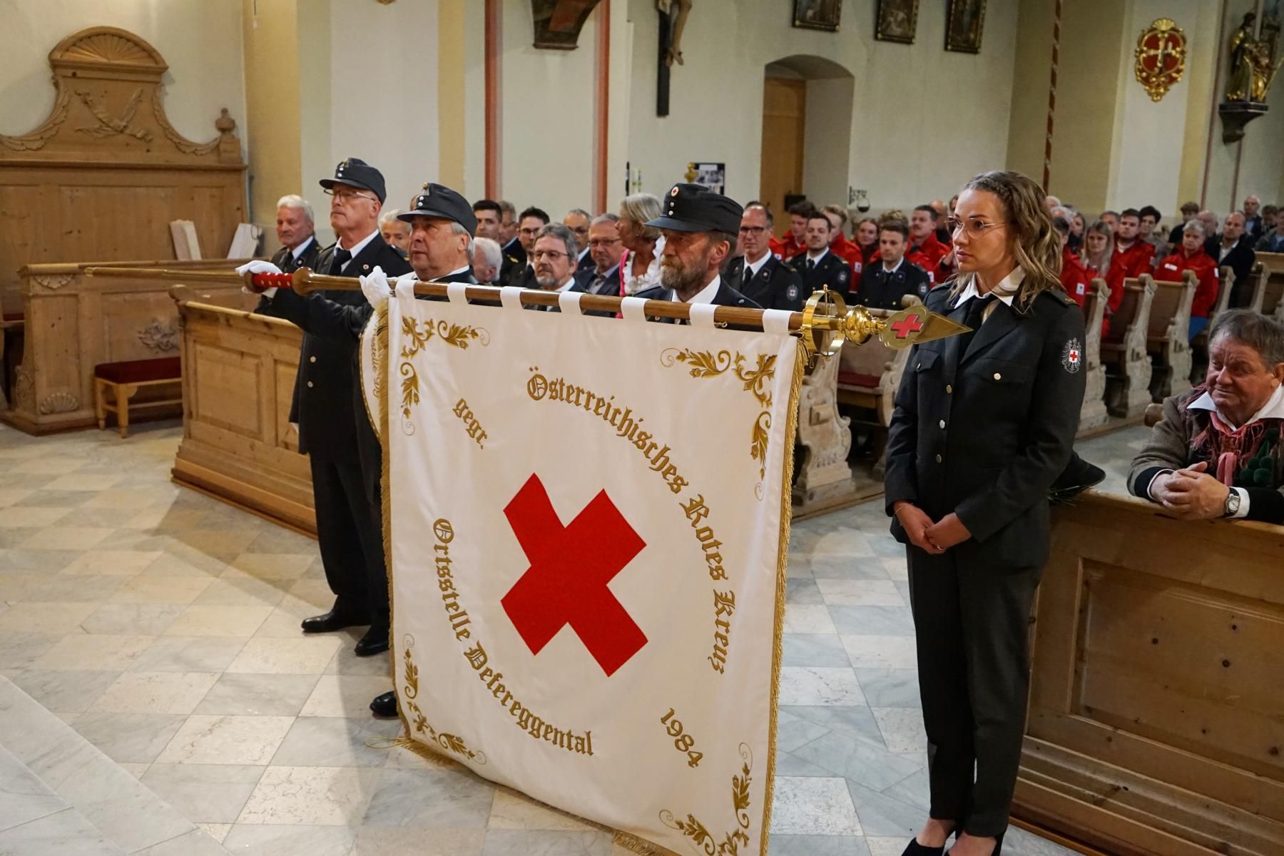 Die neue Vereinsfahne wurde beim Gottesdienst gesegnet.  Foto: &Ouml;RK Osttirol.
