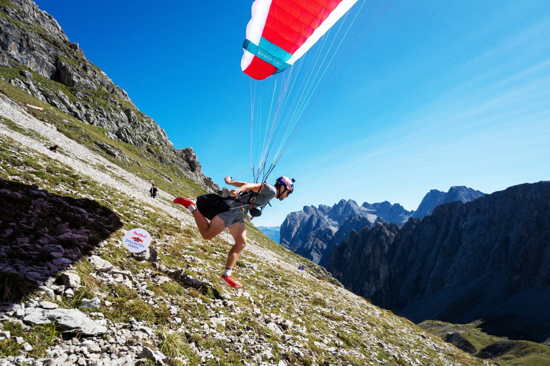 Schroff und atemberaubend zugleich, boten die Lienzer Dolomiten heute einmal mehr die perfekte Kulisse  f&uuml;r den Red Bull Dolomitenmann
Foto: Lukas Pilz | Red Bull Contentpool