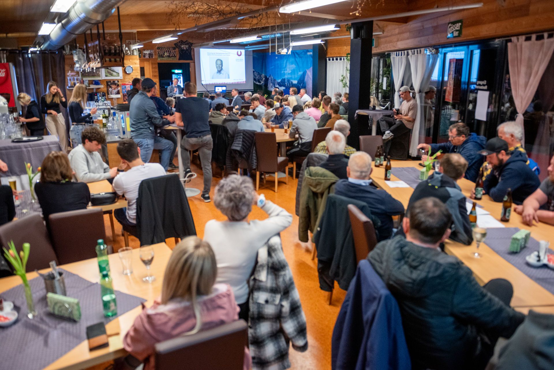Gro&szlig;es Interesse herrschte im Stadionrestaurand des Cteam Tauernstadions Foto: iDM Matrei