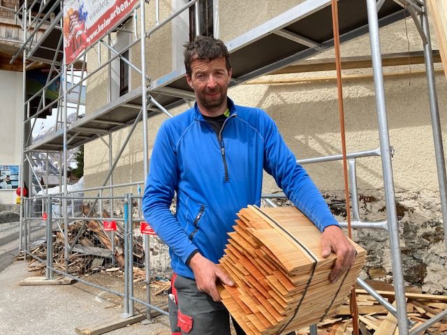 Martin Berger aus Matrei kennt sich mit L&auml;rchenschindeln aus. Foto: Brugger