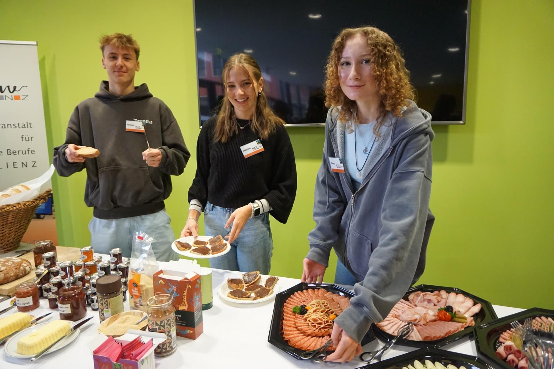 Die letzten Vorbereitungen, bevor die Sch&uuml;ler kommen. Foto: Magdalena Pircher