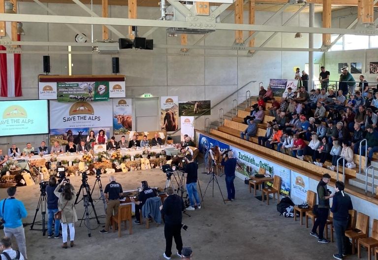 Protest gegen Wolfspolitik in RGO Arena Lienz