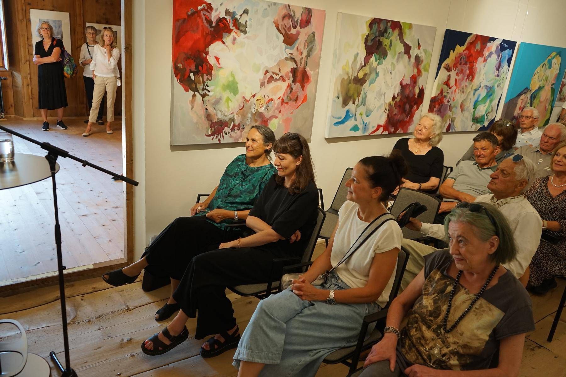 Die gut besuchte Vernissage am 28. Juni. Foto: Pfleghaus Anras